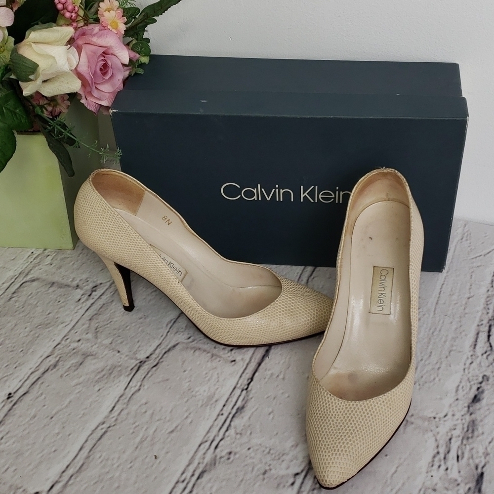 VINTAGE Calvin Klein Designer Winter White Snake Stiletto Pumps 8N VGUC In Box